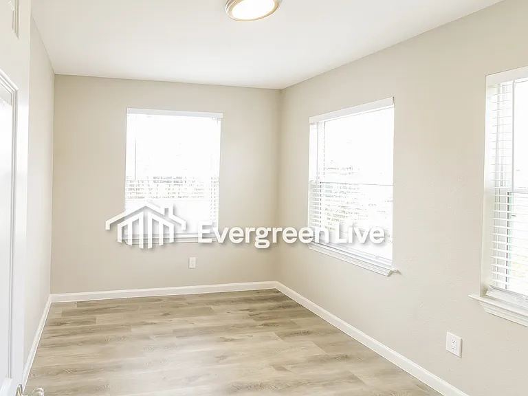 616 Center St — Photo 4