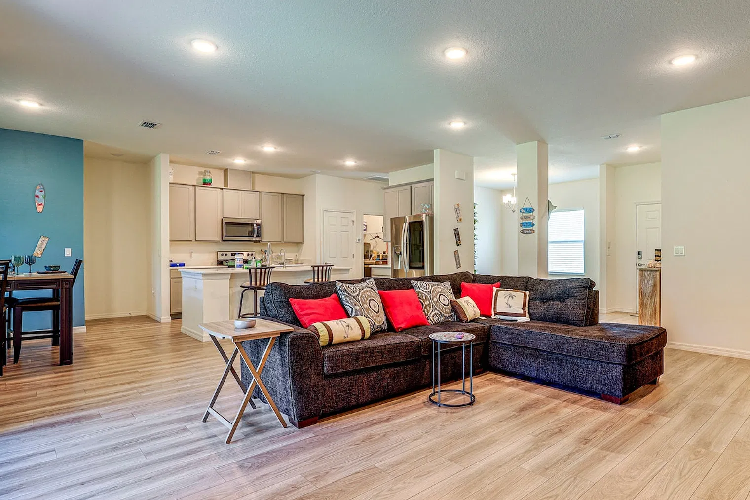 4 bed, 2.0 bath, 2551 sqft, $5,281 — Photo 2