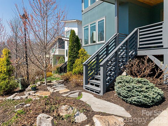 4th image of 27 Mauricet Ln