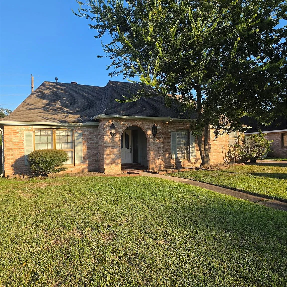 3 bed, 2.0 bath, 2020 sqft, $2,000 — Photo 2