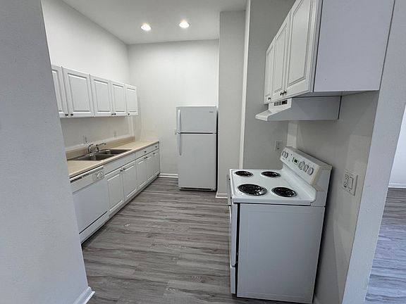 3rd image of 1048 Azalea Ln #1048