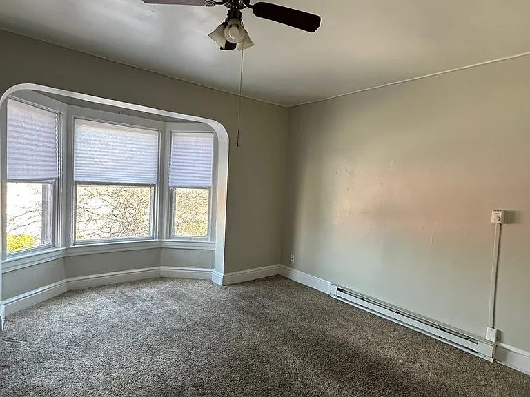 940 W Princess St — Photo 3