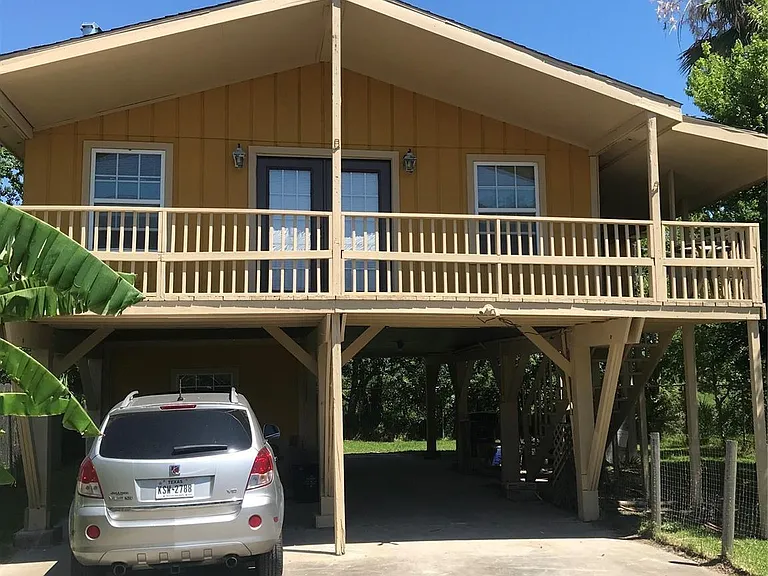 1564 Railroad Ave — Photo 1
