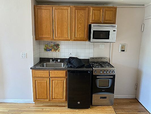 2nd image of 518 E 6th St APT 10