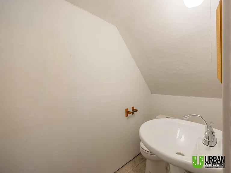1122 S Walnut St — Photo 12
