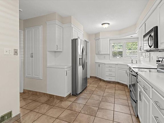 4th image of 2079 E Michigan Ave