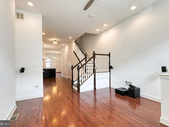 3rd image of 324 E Lafayette Ave