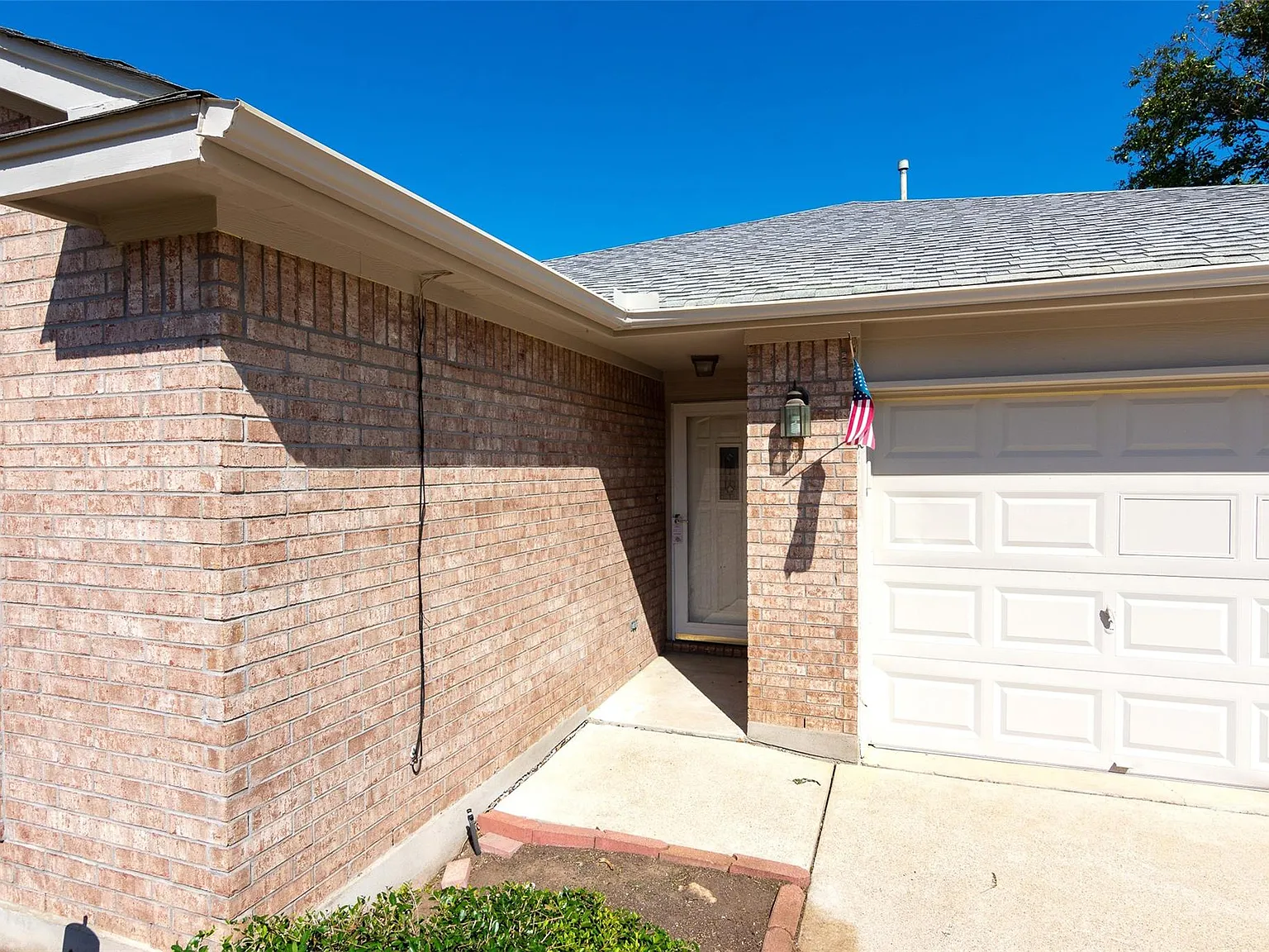 3 bed, 2.0 bath, 1660 sqft, $1,995 — Photo 2