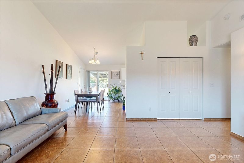 5th image of 351 NE 15th Avenue