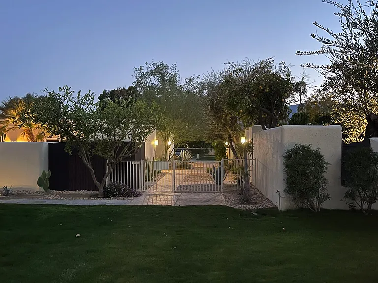 433 N Hermosa Dr — Photo 32