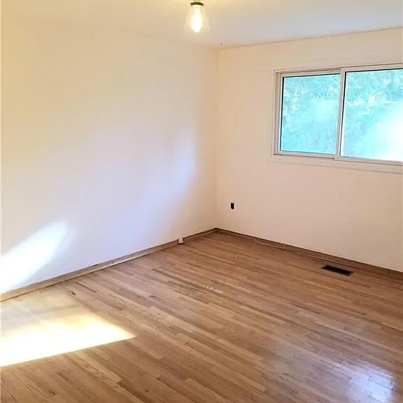 11 Roselyn Ct — Photo 8