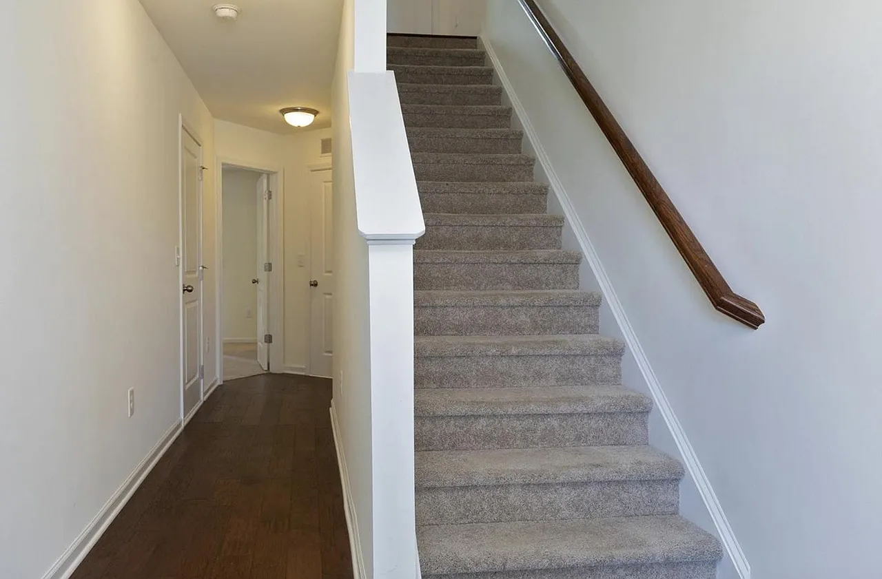3 bed, 1806 sqft, $2,050 — Photo 2