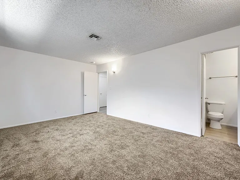 823 Center St — Photo 17
