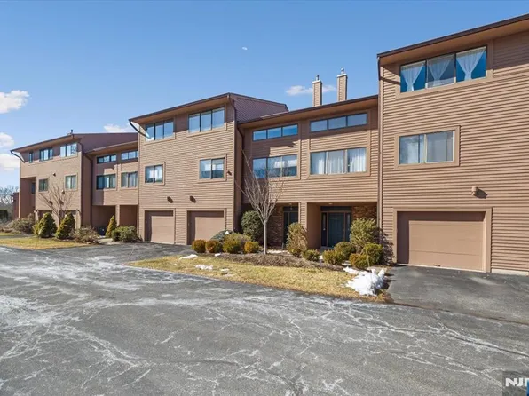 142 Windsor Cir, Township Of Washington, NJ 07676