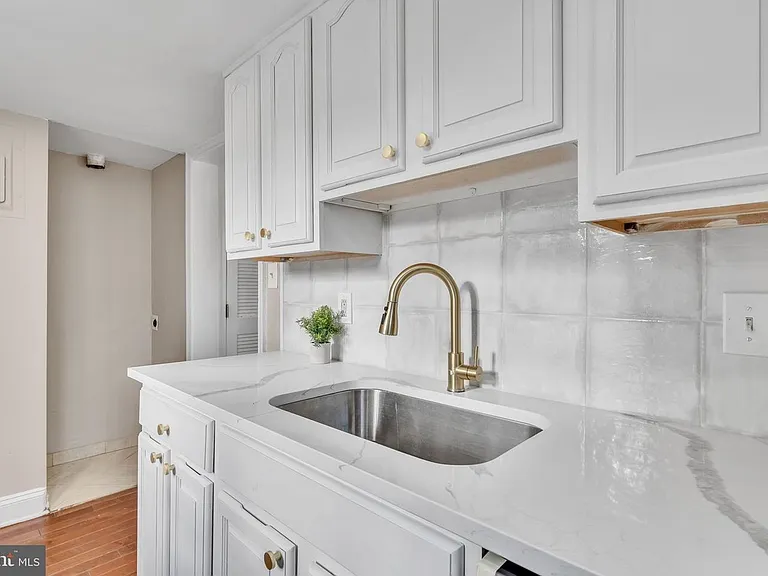912 Barnaby St SE #101 — Photo 12
