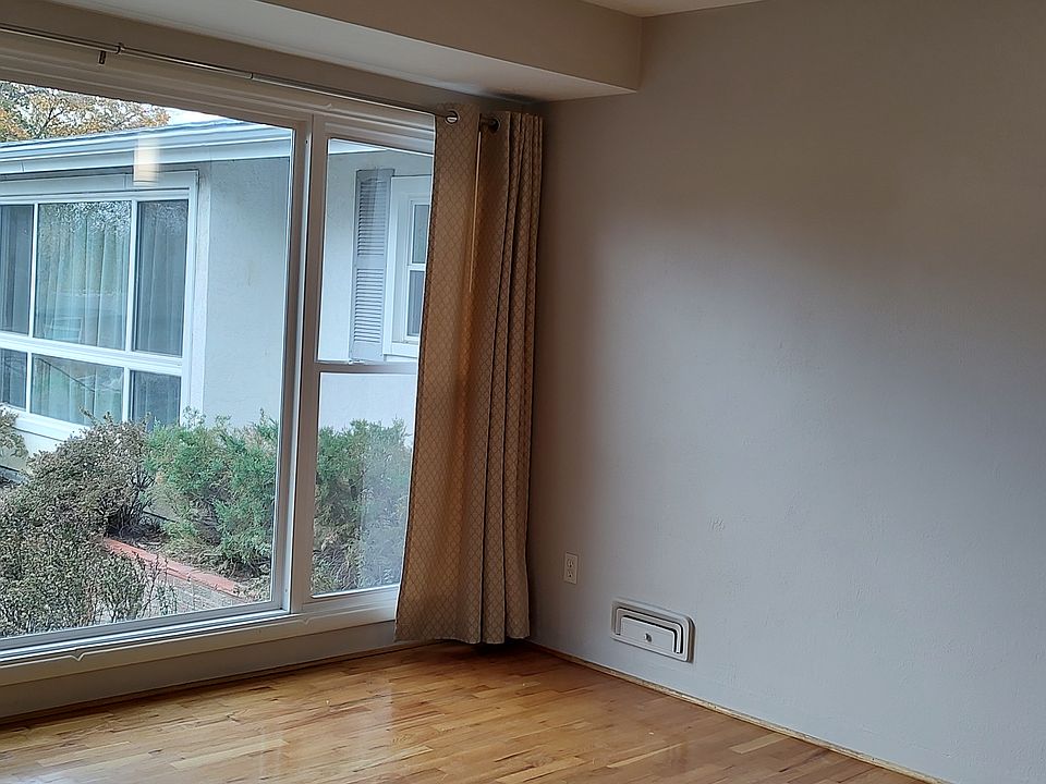 Living room, west facing