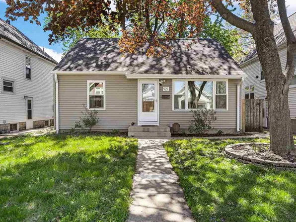 927 G Ave NW, Cedar Rapids, IA 52405