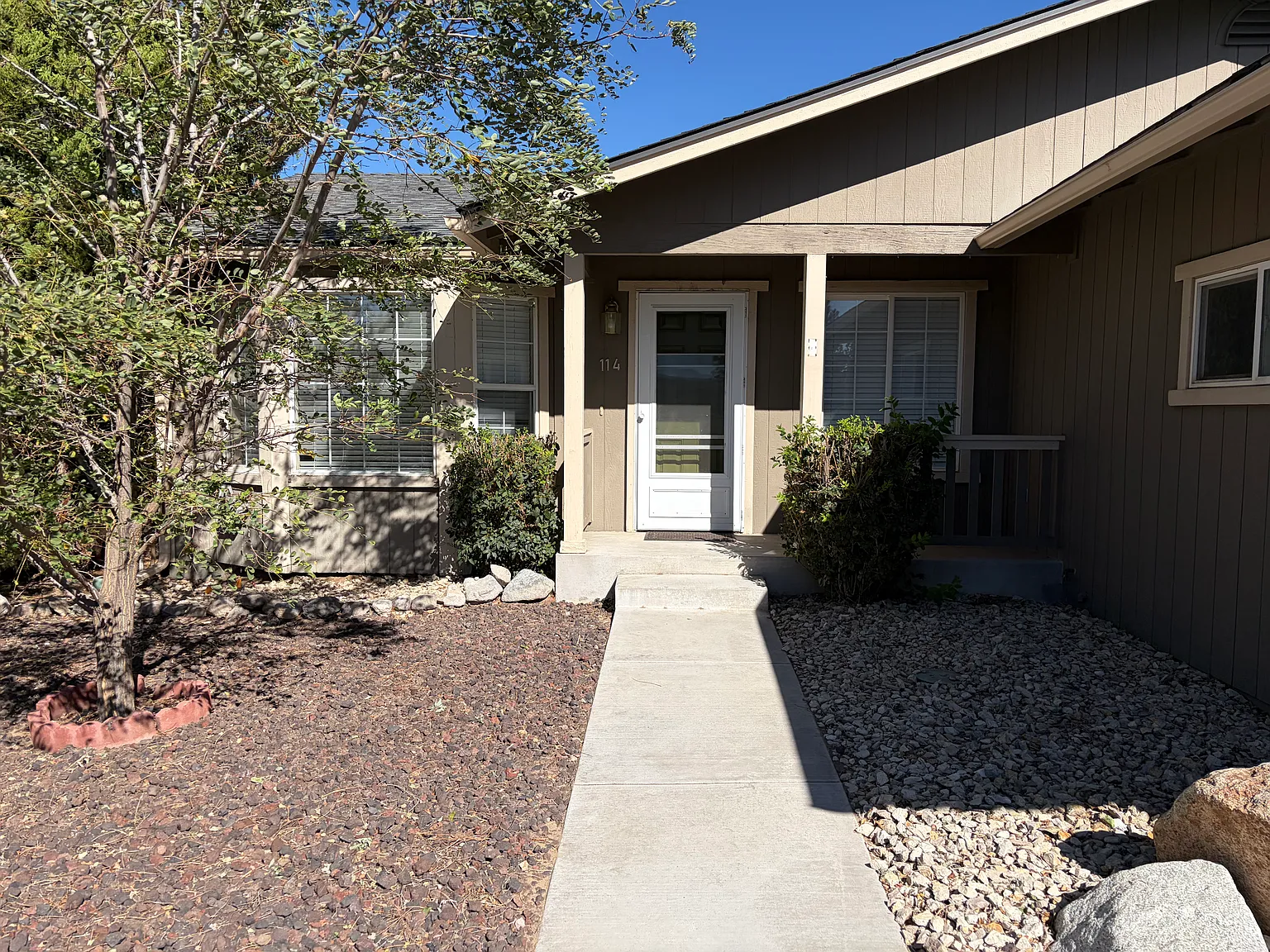 3 bed, 1444 sqft, $1,900 — Photo 2