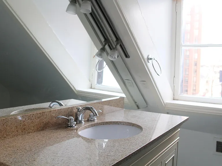 218 S 8th St #3F — Photo 6