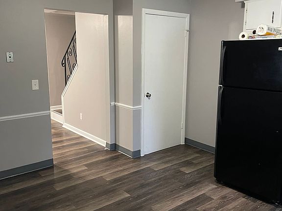 5th image of 102 E Summerset Ln