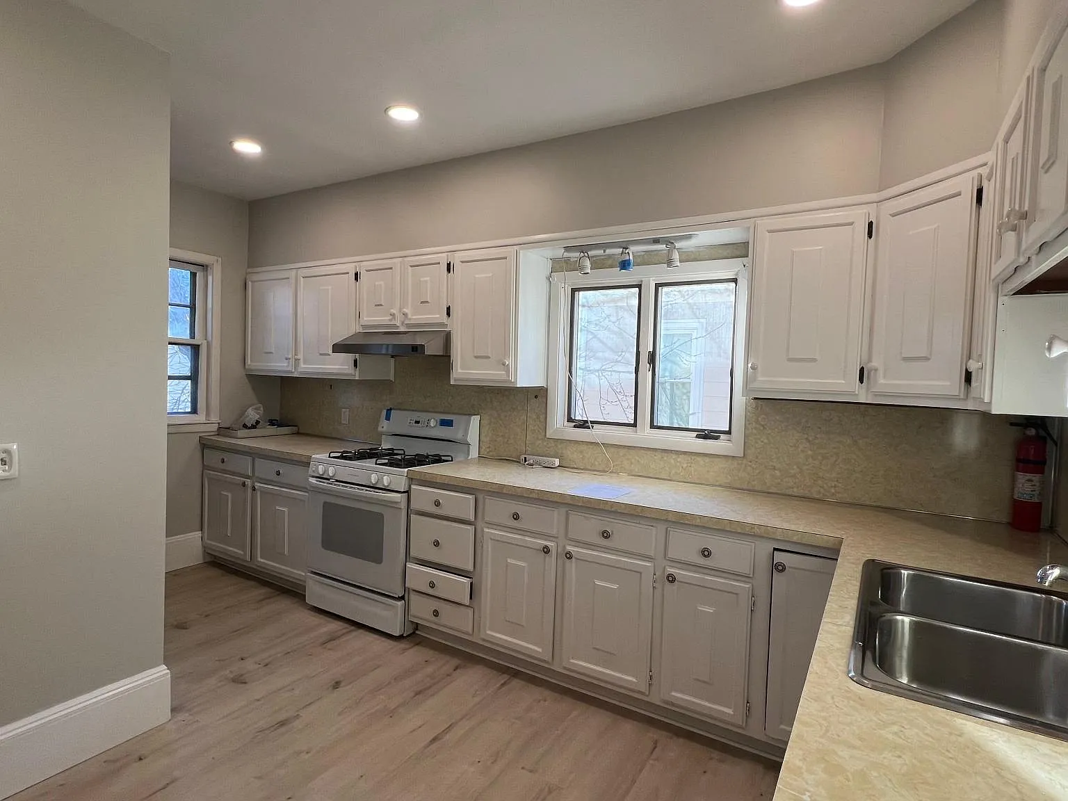 4 bed, 1304 sqft, $5,200 — Photo 2
