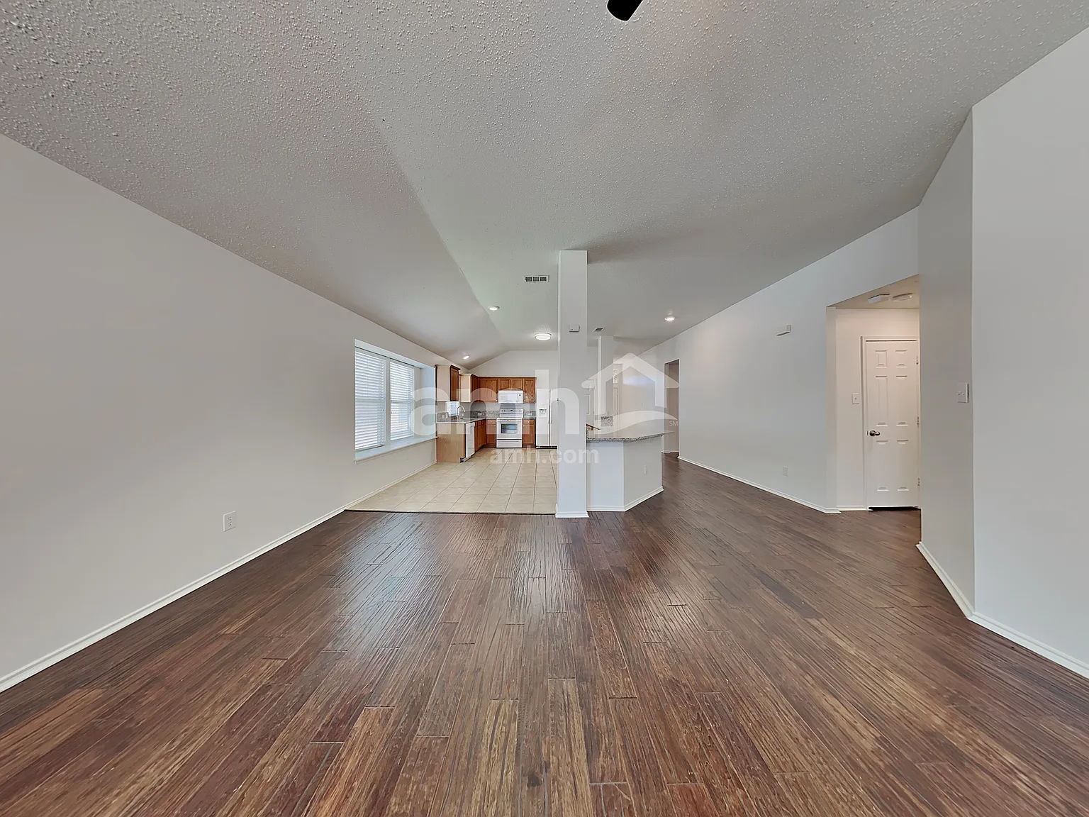 3 bed, 2.0 bath, 1829 sqft, $2,270 — Photo 4