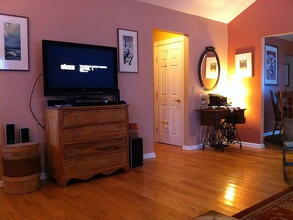 Hardwood living room floorin