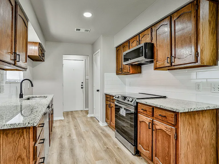 813 Bristol Ave — Photo 10