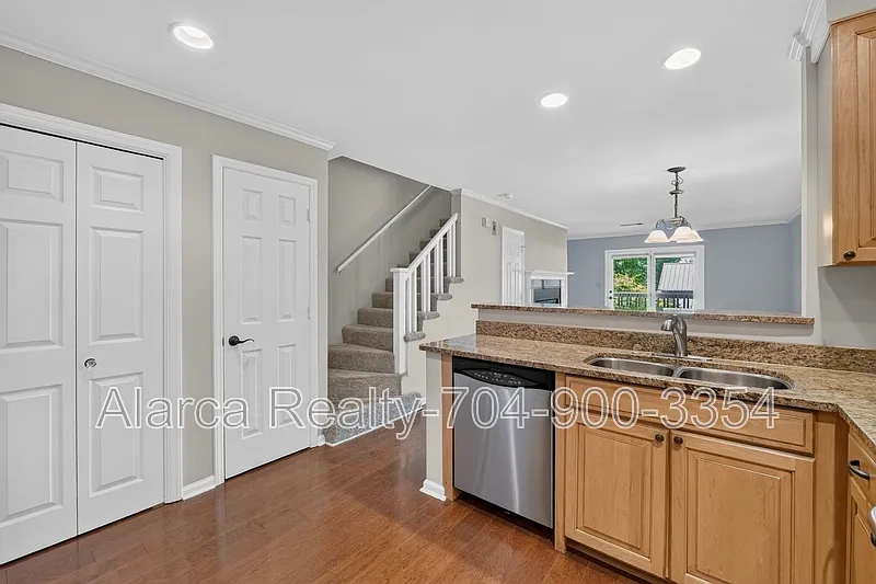 2 bed, 1220 sqft, $2,095 — Photo 2