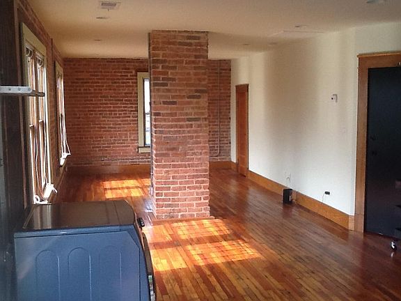 3rd image of 203-1039 E 5th St #203
