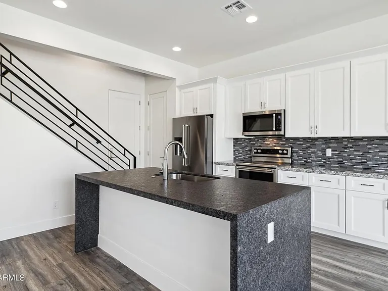 902 W Hazelwood St #B — Photo 6