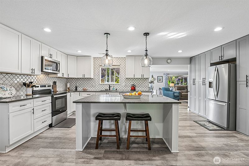 4th image of 504 SE 104th Avenue
