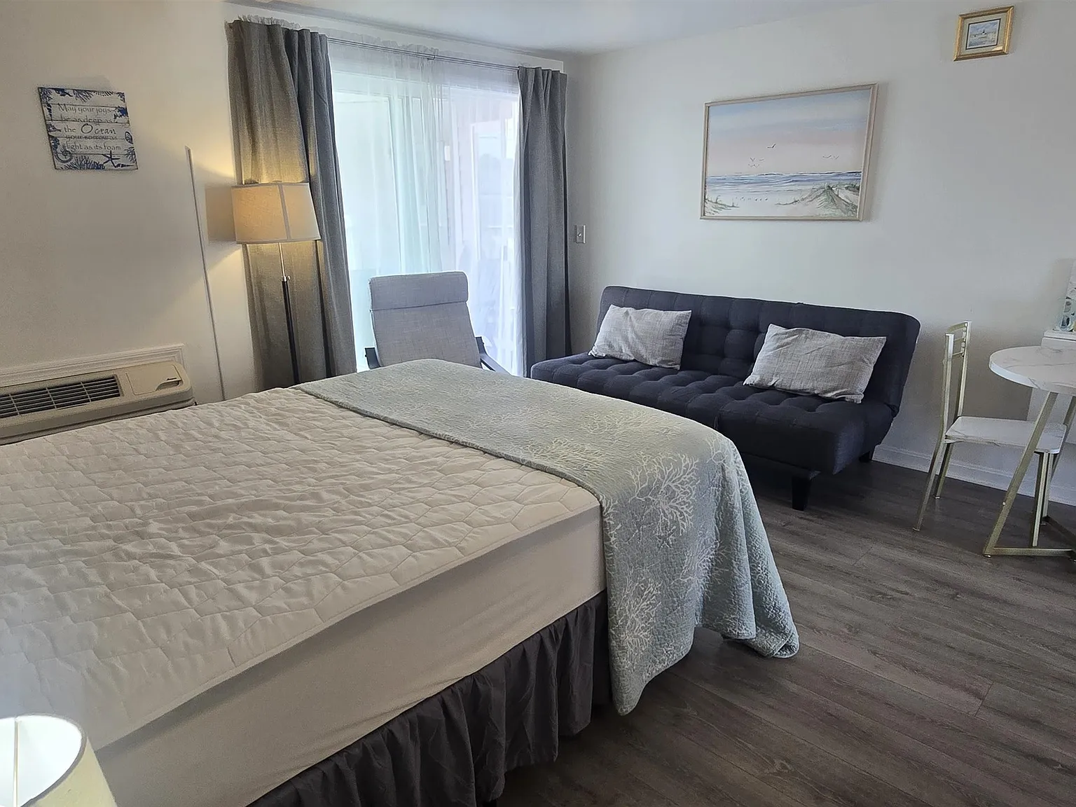 6 Ashworth Ave Condos — Photo 4