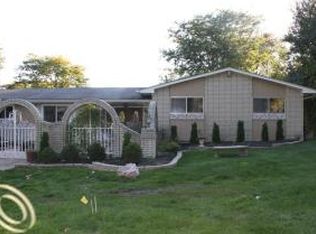 2115 S Hammond Lake Rd, West Bloomfield, MI 48324