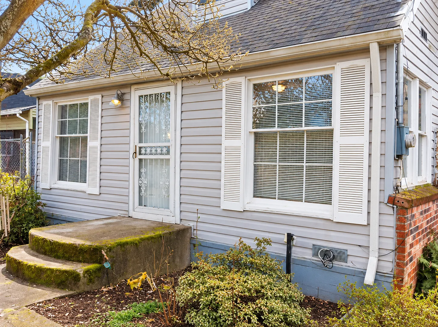 Cozy, 2BD, Cape Cod Ranch - Convenient Location! — Photo 3