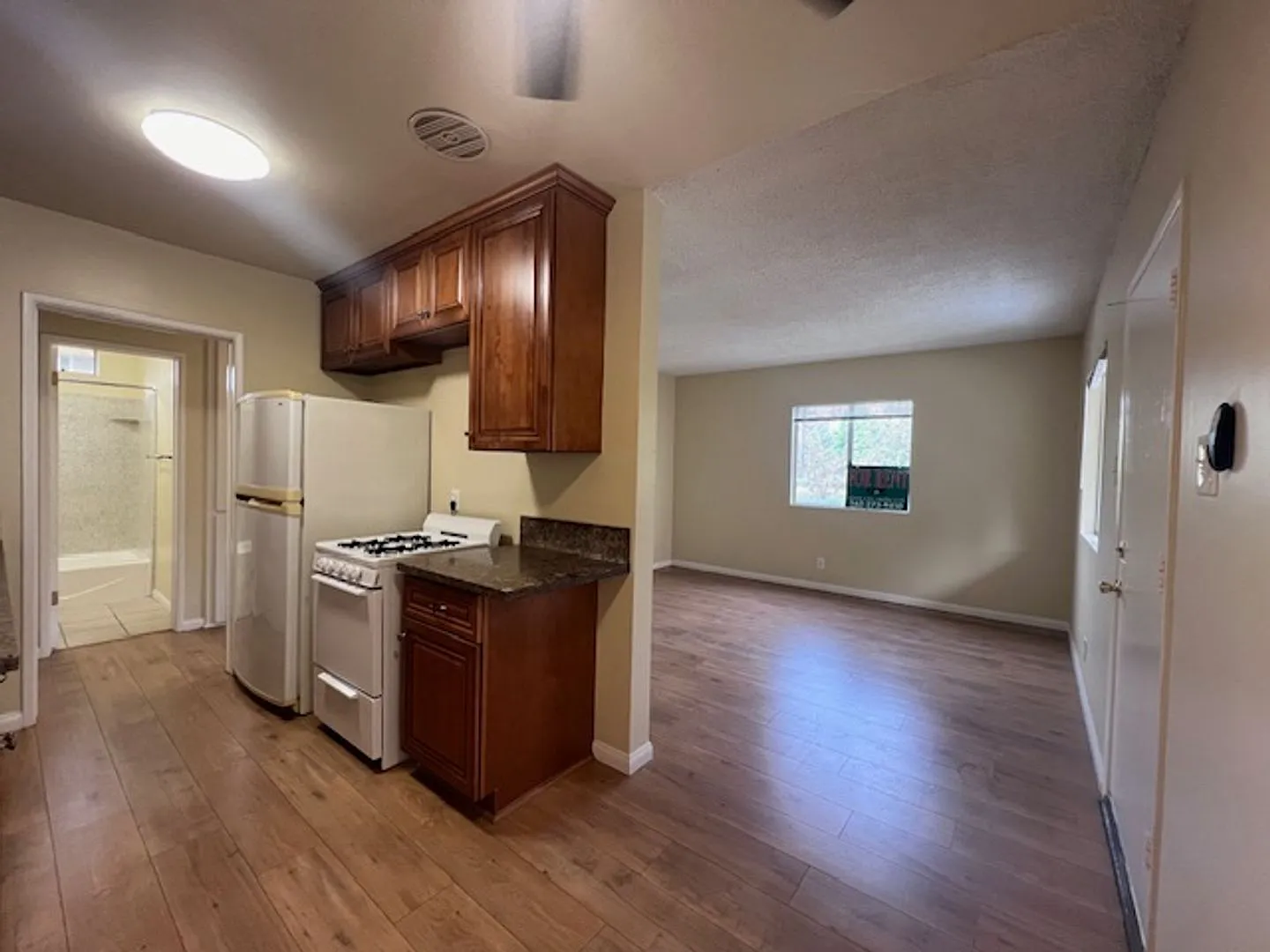 430 Golden Ave — Photo 2