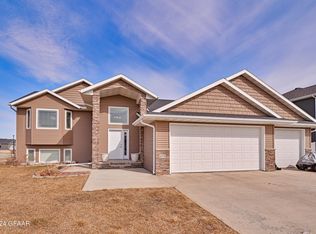 278 Sandpiper Ln, Grand Forks, ND 58201