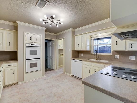 5th image of 14810 Carolcrest Dr