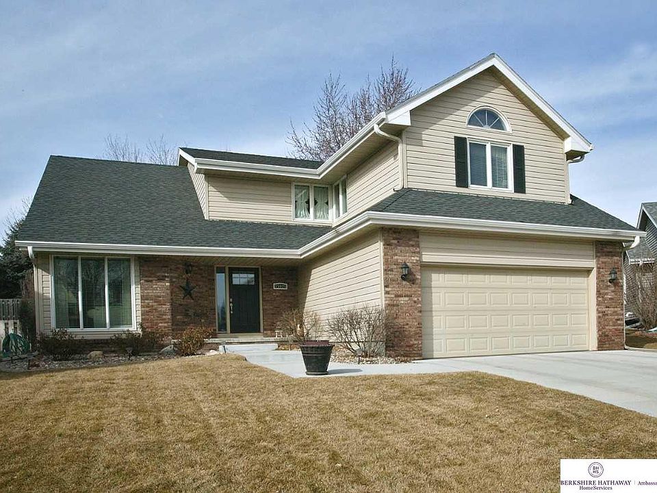 Beautiful curb appeal, tucked away in a cul-de-sac!