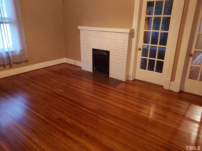 204 E Davis St — Photo 6