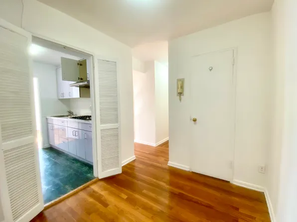 41-25 Kissena Boulevard image 13 of 29