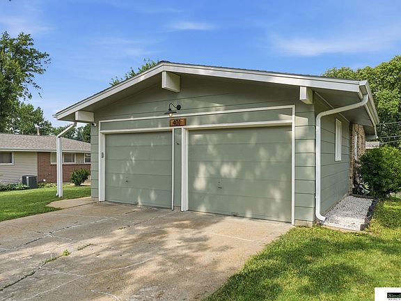 2nd image of 431 W Broadview Dr