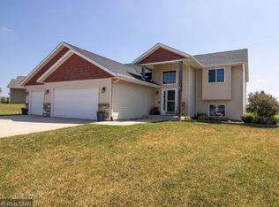 2202 Rolling Green Ln, North Mankato, MN 56003