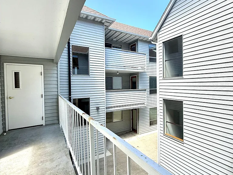 Kelly Anne Apartments — Photo 10