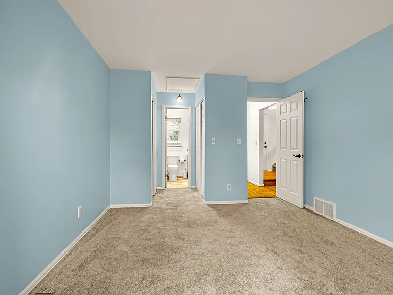 108 Cobblestone Dr — Photo 4