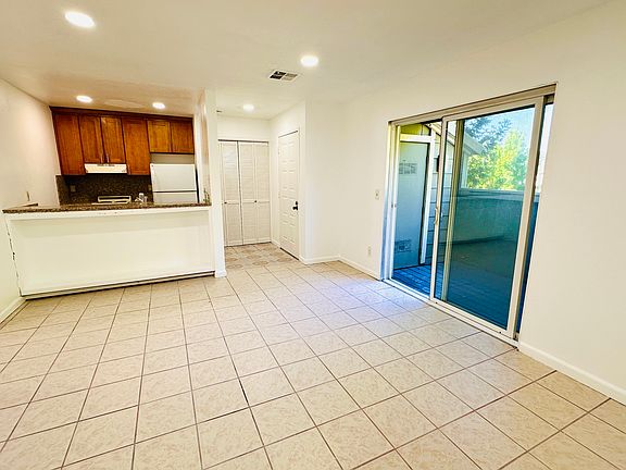 3rd image of 73 Castlebridge Dr