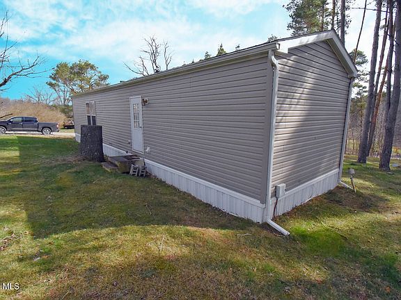 4th image of 121 Spruce Dr