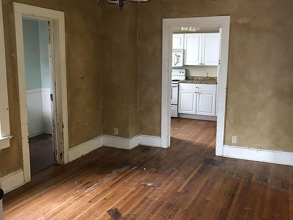 4th image of 107 Oak St