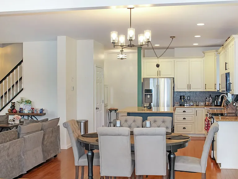 455 Phillips Ln — Photo 8