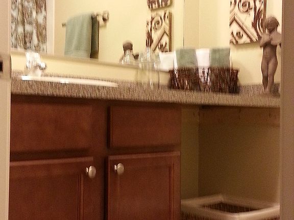 Hall Bathroom with tub/shower